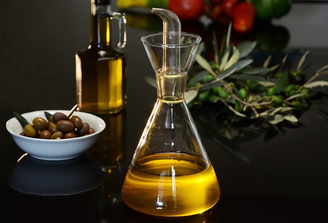 lahvička s olivovým olejem