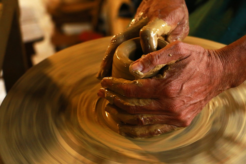 Keramika je oblíbený materiál.